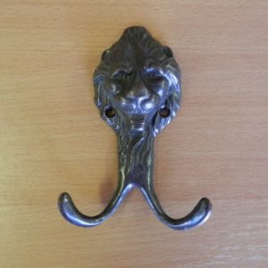 Közepes barna kétágú fogas M189