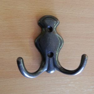 Közepes barna kétágú fogas M318/b