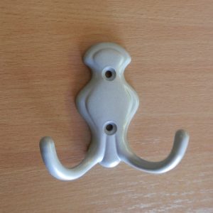 Közepes szürke kétágú fogas M318/sz