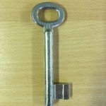 M 356 Nagy kapu kulcs nikkelezett balos