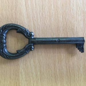 M 71 barna díszes bútorkulcs 6-os