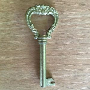 M 76 arany díszes bútorkulcs 5-ös