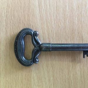 M 79 barna díszes bútorkulcs 1-es