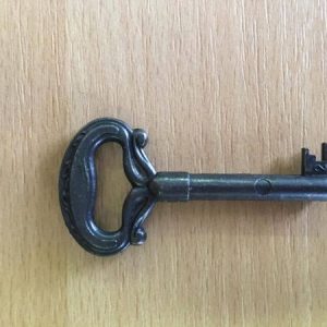 M 79 barna díszes bútorkulcs 2-es