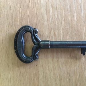 M 79 barna díszes bútorkulcs 5-ös