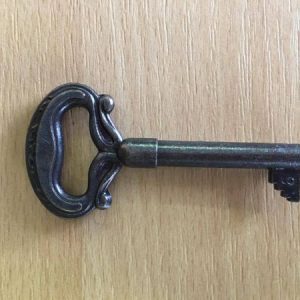 M 79 barna díszes bútorkulcs 6-os