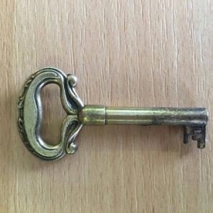 M 80 nikkelsárga díszes bútorkulcs 1-es