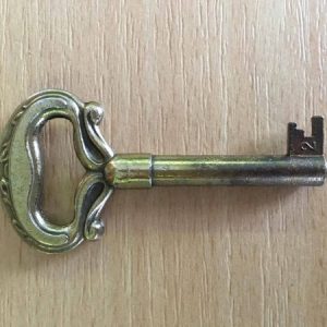 M 80 nikkelsárga díszes bútorkulcs 2-es