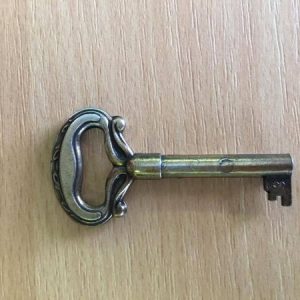 M 80 nikkelsárga díszes bútorkulcs 3-as