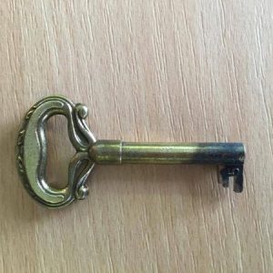 M 80 nikkelsárga díszes bútorkulcs 5-ös