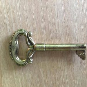 M 80 nikkelsárga díszes bútorkulcs 6-os