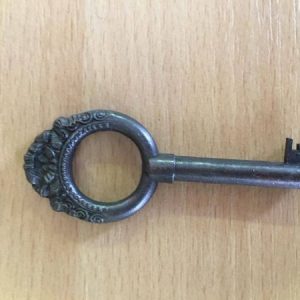 M 81 barna díszes bútorkulcs 1-es