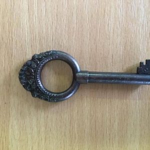 M 81 barna díszes bútorkulcs 3-as