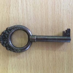 M 81 barna díszes bútorkulcs 4-es