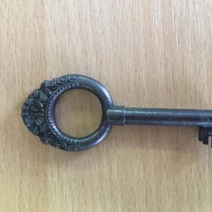 M 81 barna díszes bútorkulcs 5-ös